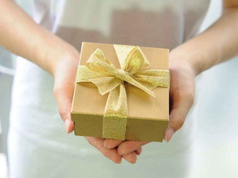 Jak zapakować prezenty dla pracowników? Najlepsze pomysły