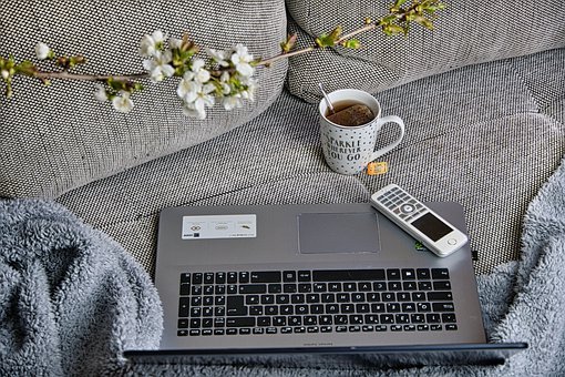 Zacznij zarabiać w domu – najłatwiejsze metody zarabiania przez internet