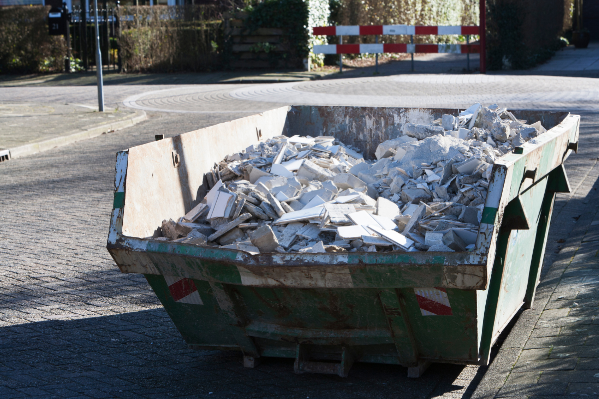 Jak pozbyć się odpadów z budowy w Warszawie?